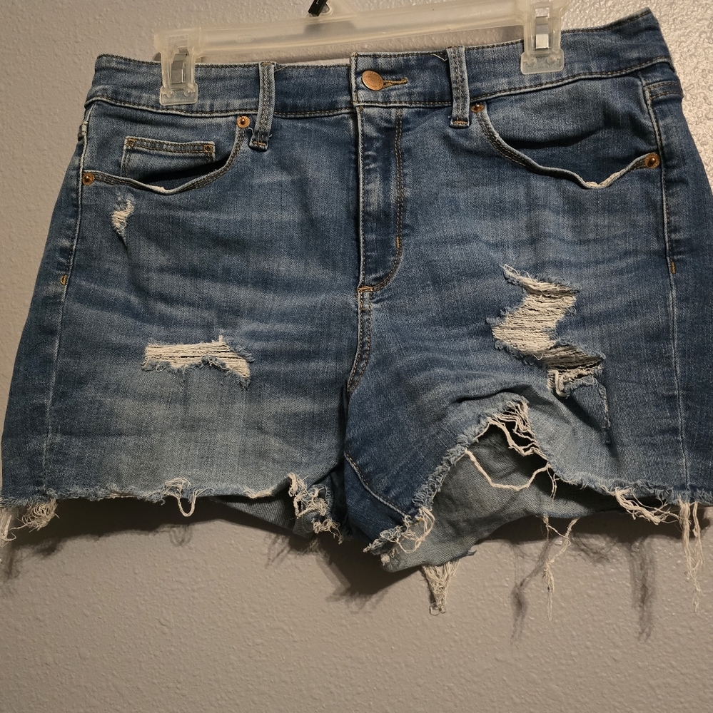 EUC UNIVERSAL THREAD SIZE 12/31 DISTRESSED BLUE JEAN SHORTS